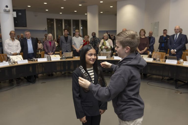 Inaaya Mashal volgt Mees van Veen op als kinderburgemeester Papendrecht (Video)