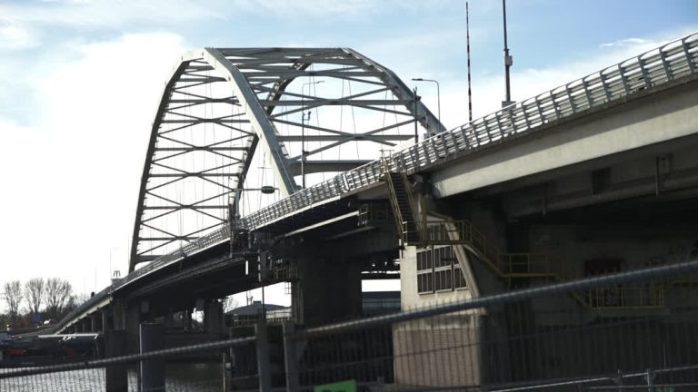 Vrachtverkeer over spoor en bussen over vluchtstrook: hoe zijn gevolgen brugsluiting op te vangen? (Video)