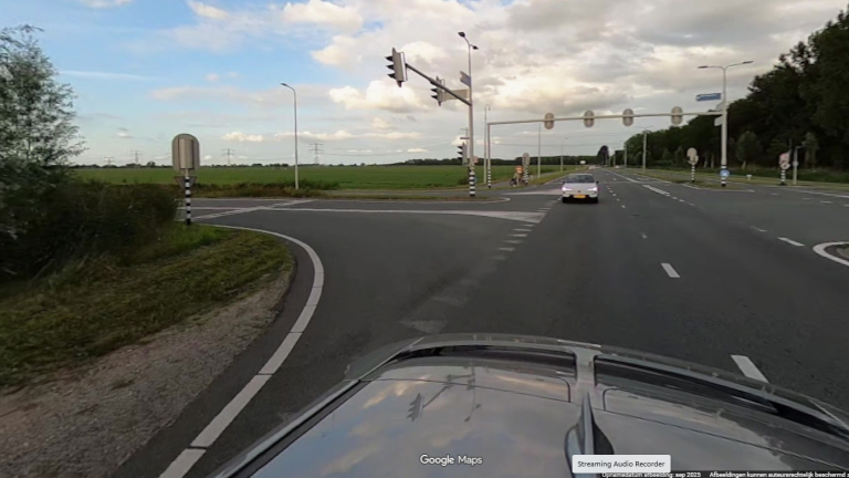 Scooter en auto in de prak na aanrijding