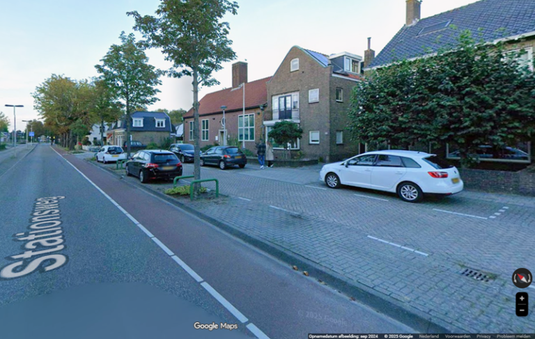Auto gekanteld na botsing met boom in Sliedrecht