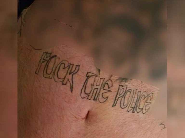 Agenten helpen man met ‘niet zo vriendelijke’ tatoeage