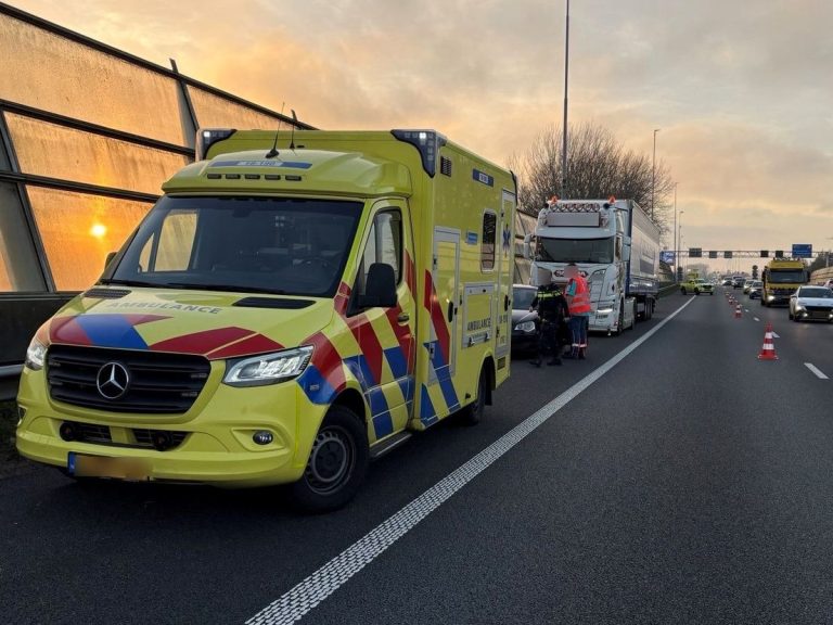 Enorme vertraging op A15 door ongeluk met vrachtwagen