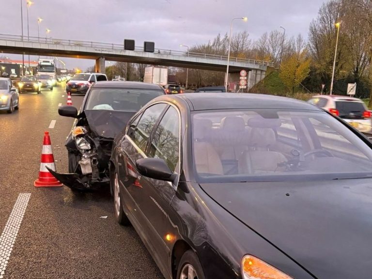 Grote vertraging door klein ongeluk op A15