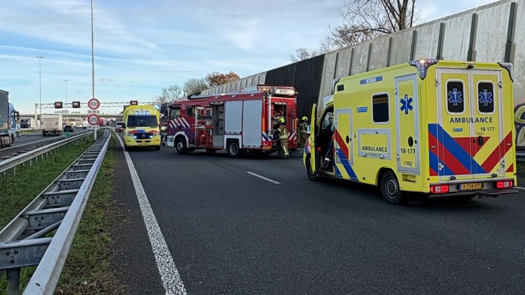 Bestuurder bekneld na aanrijding, A15 tot na avondspits dicht