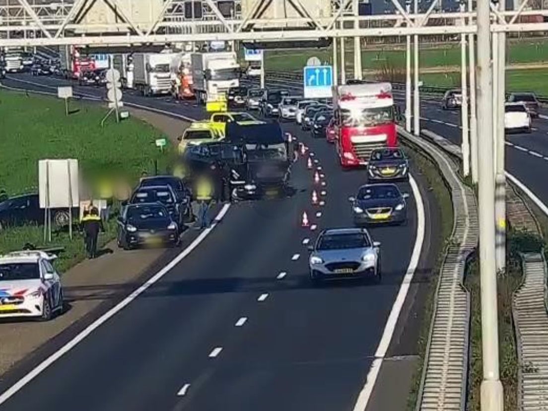 Botsing met vrachtwagen op A27, meer dan uur vertraging