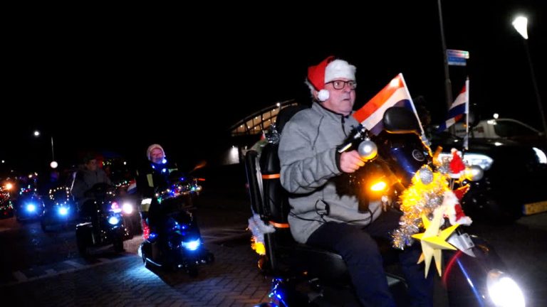 Geslaagde eerste editie van scootmobiellichtjestocht: ‘Gezelligheid moet je zelf maken’ (Video)