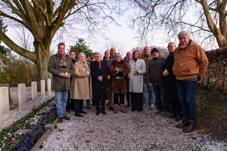 Kaarsjes bij oorlogsgraven op begraafplaats