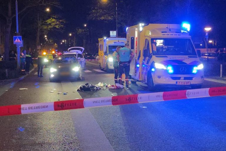 Voetganger (34) die werd geschept door auto in ziekenhuis overleden