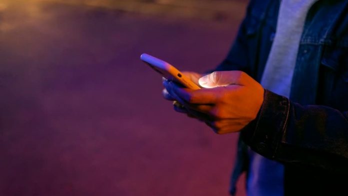 man met mobiel pexels