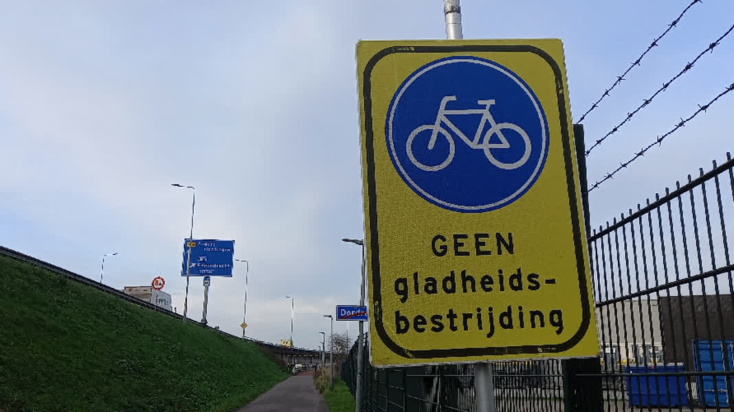 Let op: op fietspad Merwedebrug wordt niet gestrooid