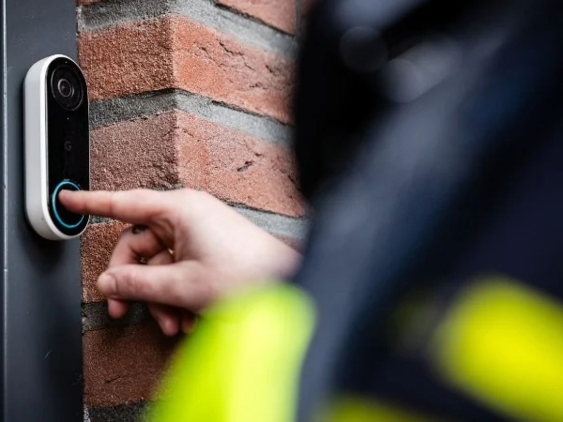 Minderjarige nepagent licht oudere vrouw op en verstopt buit in onderbroek