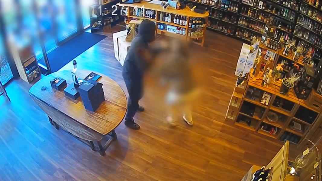 Overvaller vertrekt met lege handen bij slijterij in Dordrecht (Video)