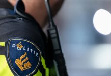 Verdachte eet in politiebus een gekookt eitje en spuugt muntgeld uit