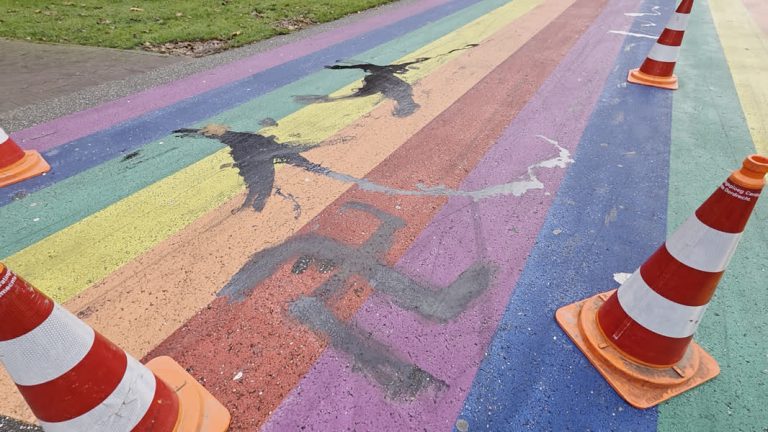 Hakenkruis geschilderd op regenboog-zebrapad in Dordrecht