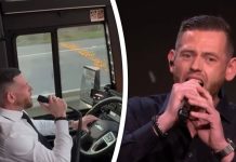 Zingende buschauffeur Rick raakt duizenden met cover van Unchained Melody