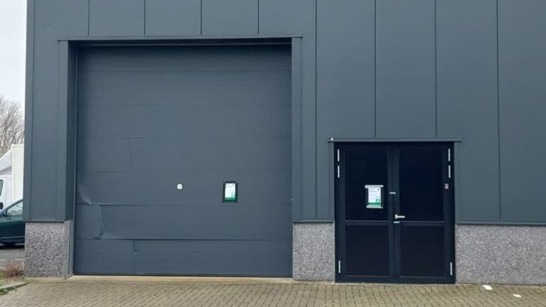 6,1 miljoen illegale pillen gevonden in loods in Ridderkerk, burgemeester grijpt in