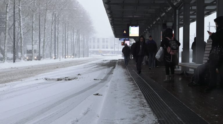 Problemen in openbaar vervoer houden aan: geen treinen en bussen deze ochtend