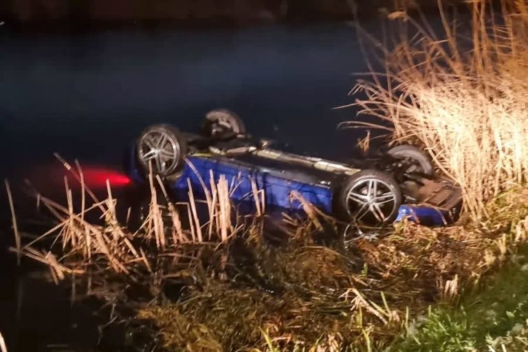 Auto op z’n kop in de sloot, vermoedelijk door gladheid
