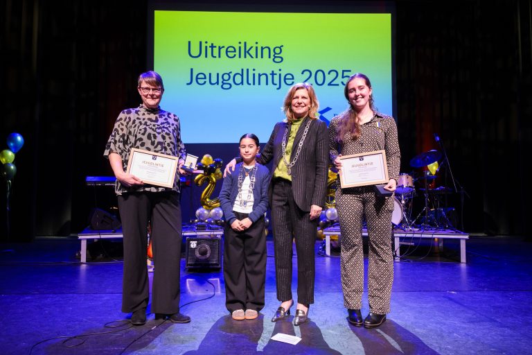 Twee jeugdlintjes uitgereikt