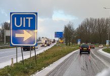 Chaos op N3: vrachtwagens staan muurvast door winters weer