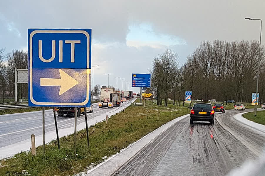 Chaos op N3: vrachtwagens staan muurvast door winters weer