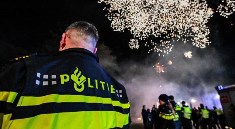 Hulpverleners bekogeld met vuurwerk in Sliedrecht tijdens jaarwisseling: ‘Volstrekt onacceptabel’