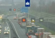 Lange file op A15 door ongelukken: uur vertraging