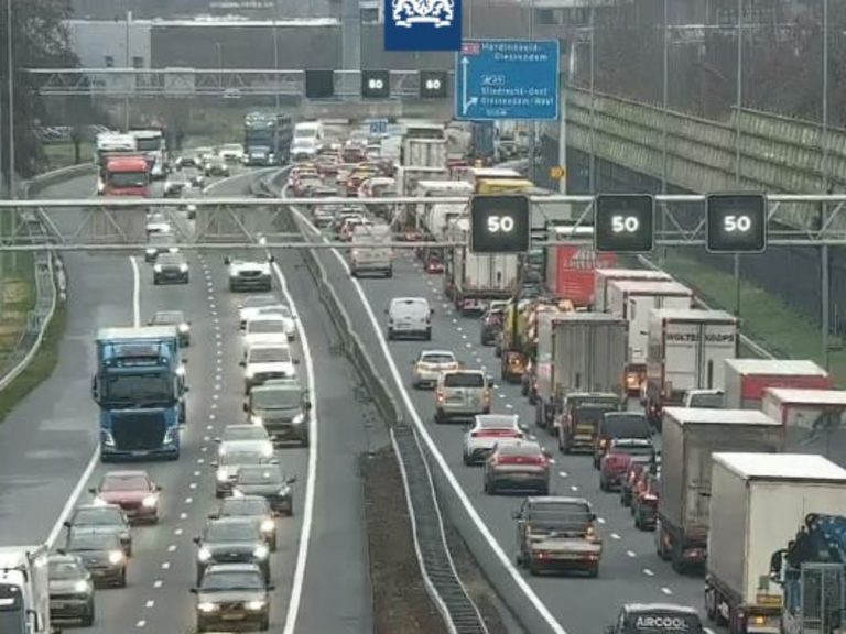 Ruim anderhalf uur vertraging na ongeluk op A15