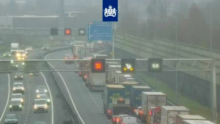 Lange file op A15 door ongelukken: uur vertraging