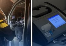 Man onder invloed rijdt met lege wodkafles naast hem tegen het verkeer in