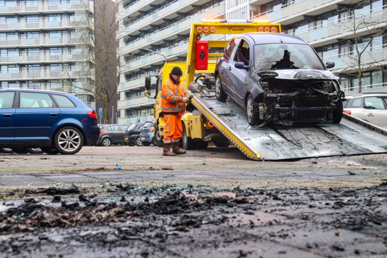 Remco parkeert zijn auto, niet veel later slaan de vlammen uit de wagen (Video)