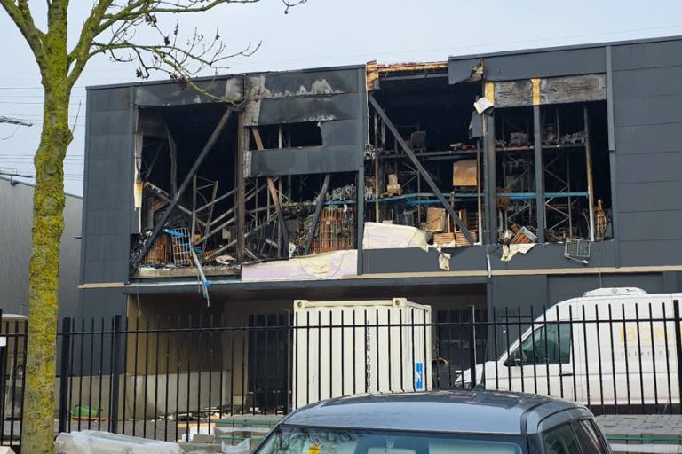 Grote brand bij cateraar BonBon, brandweer na uren blussen klaar