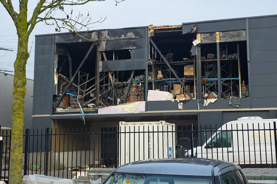 Grote brand bij cateraar BonBon, brandweer na uren blussen klaar