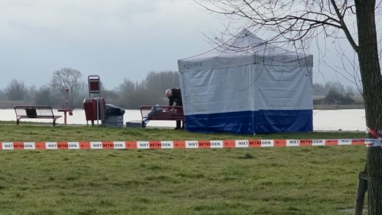 Dode gevonden op grasveld langs dijk
