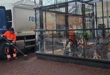 Afvalwagen beukt tegen fietsenwinkel station