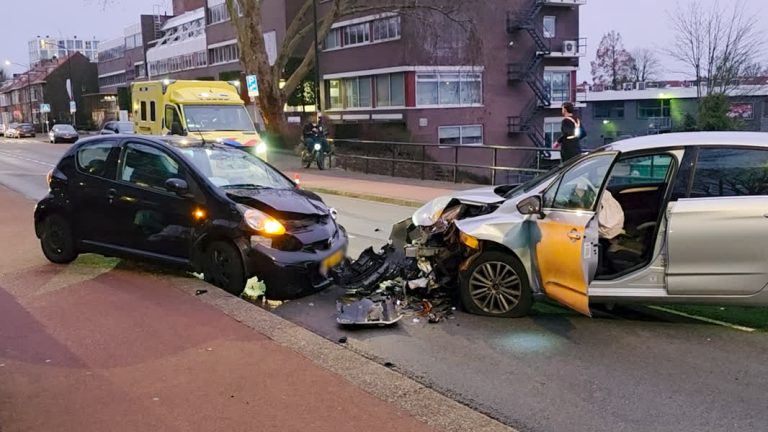 Gewonde en veel schade bij frontale botsing (Video)