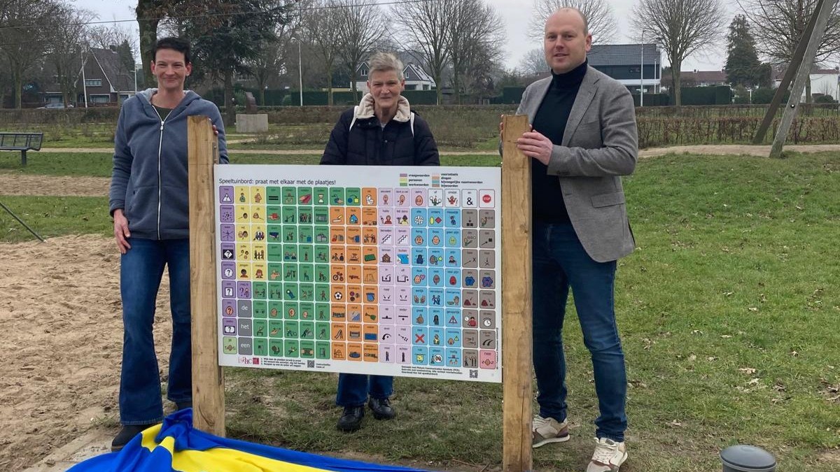 Eerste openbare picto-communicatiebord onthuld in Papendrecht