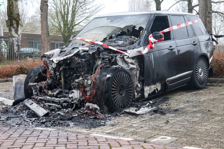 Reeks autobranden houdt aan: Range Rover in vlammen op