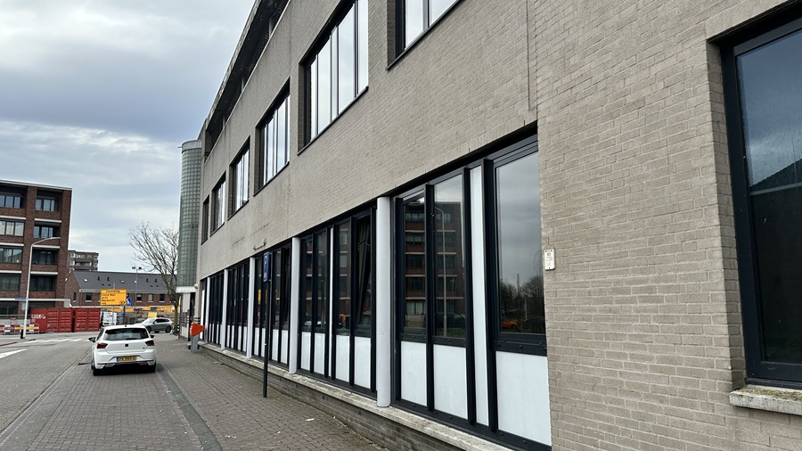 Eieren en gebonk tegen ramen asielopvang Weteringsingel: ‘De meiden schrokken zich dood’