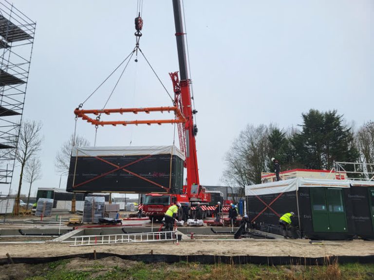 Woonunits helpen vluchtelingen tijdelijk uit de brand: ‘Hierna juist voor woningzoekenden’ (Video)