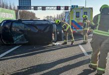 Auto op z’n kant op A15: flinke file
