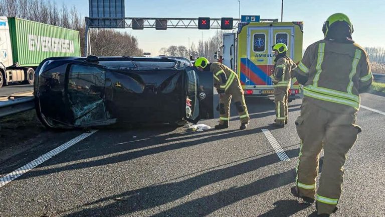 Auto op z’n kant op A15: flinke file