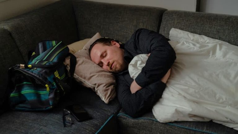 Gemeenten gaan ‘onzichtbare’ daklozen tellen: ‘Beter zicht nodig op groeiend probleem’