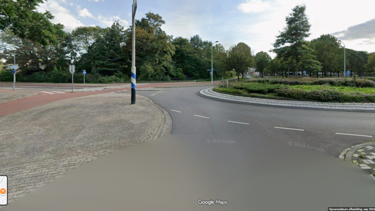 Auto rijdt vrouw aan; gaat er vandoor