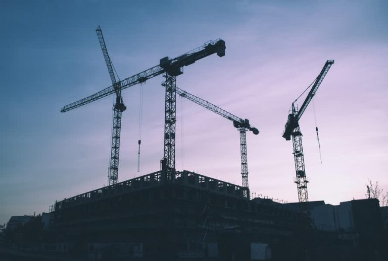 Bezwaren, kosten en onzekerheid remmen woningbouw: meeste gemeenten halen eigen ambities niet