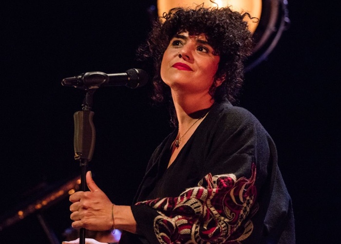 Meral Polat in Praatpaal