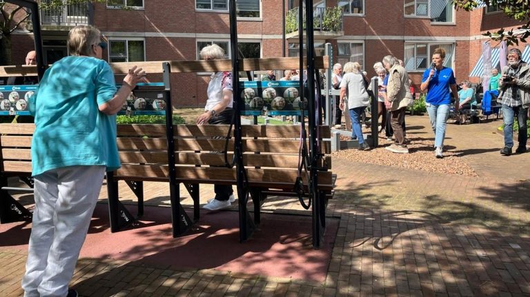 Wethouder opent beweegbank (Video)