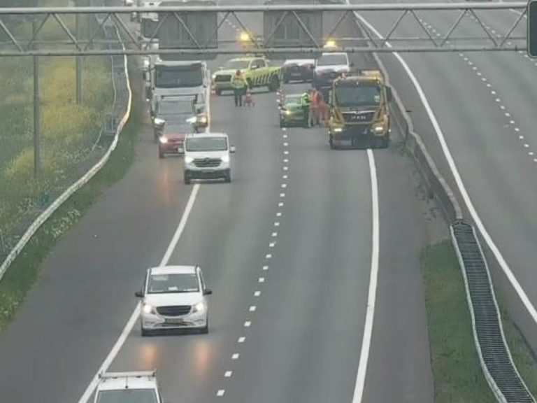 Flinke files op de A15 na meerdere ongevallen, verkeer over de vluchtstrook