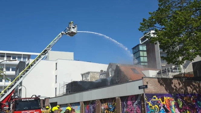 Omwonenden geschrokken door brand Spuiweg: ‘Ineens zagen we zwarte rook en vlammen’ (Video)