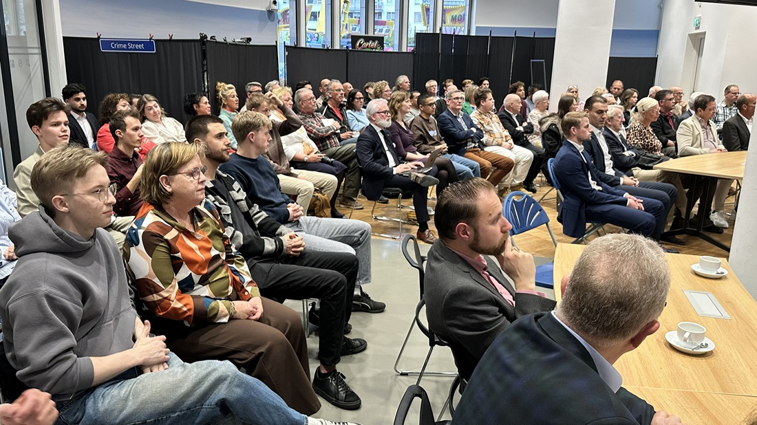 Burgemeester installeert duo-raadsleden